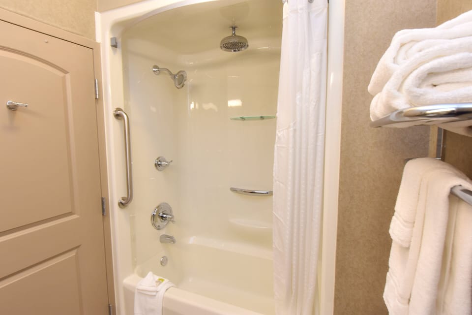 Combined shower/tub, hair dryer, towels