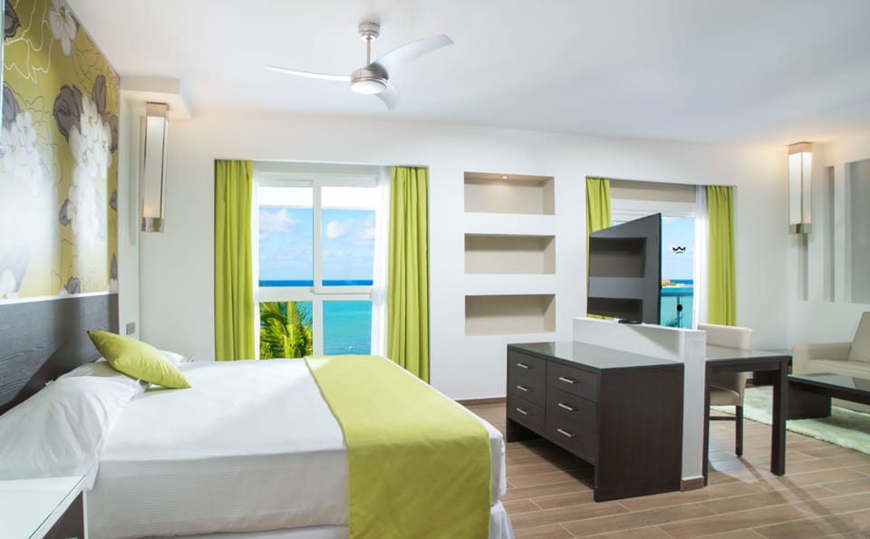 Minibar, in-room safe, laptop workspace, blackout drapes
