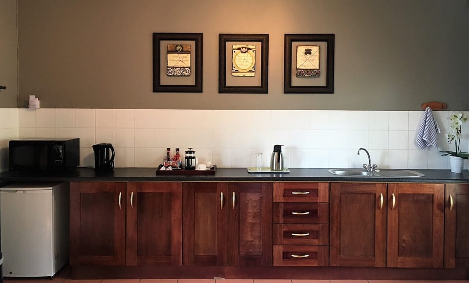 Luxury Room | Private kitchen | Mini-fridge, microwave, electric kettle, toaster