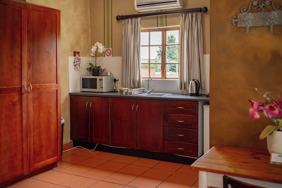 Family Cottage (Silo 2) | Private kitchen | Mini-fridge, microwave, electric kettle, toaster