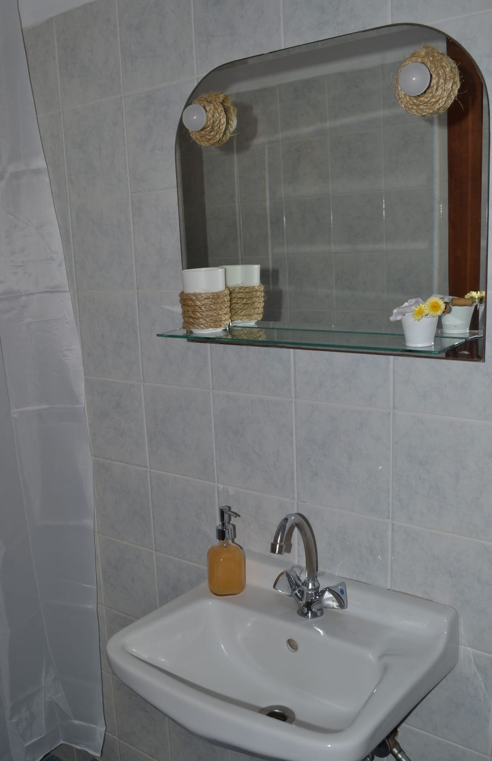 Triple Room | Bathroom | Shower, free toiletries, hair dryer, towels