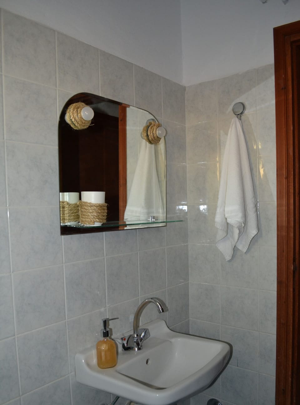Superior Double or Twin Room | Bathroom | Shower, free toiletries, hair dryer, towels
