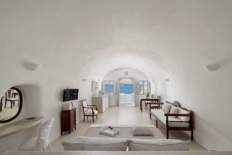 Luxury Suite, Jetted Tub,Caldera View | Premium bedding, in-room safe, soundproofing, iron/ironing board