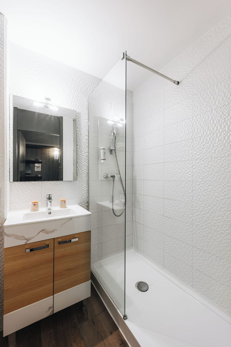 Standard Room, 1 Queen Bed, Non Smoking | Bathroom | Shower, free toiletries, hair dryer, towels