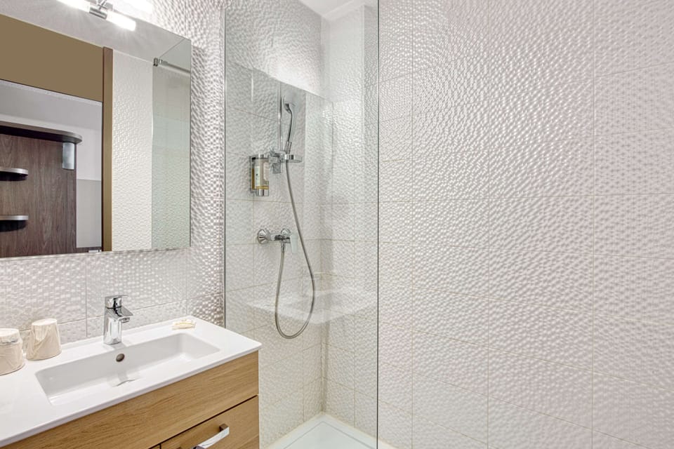 Shower, free toiletries, hair dryer, towels