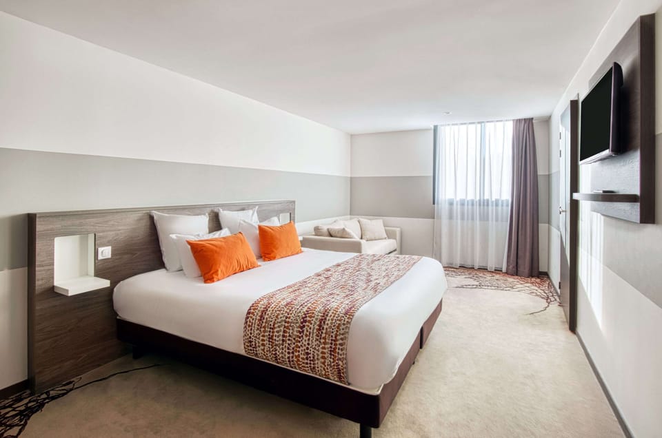Executive Room, 1 King Bed, Non Smoking (with Sofabed) | In-room safe, individually decorated, individually furnished, desk