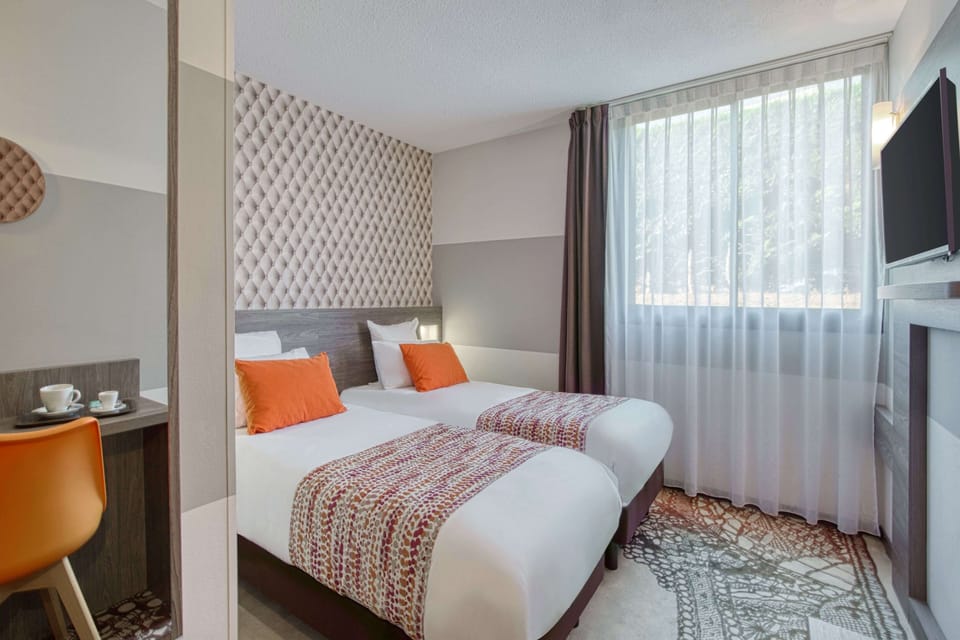 Standard Room, 2 Twin Beds, Non Smoking | In-room safe, individually decorated, individually furnished, desk