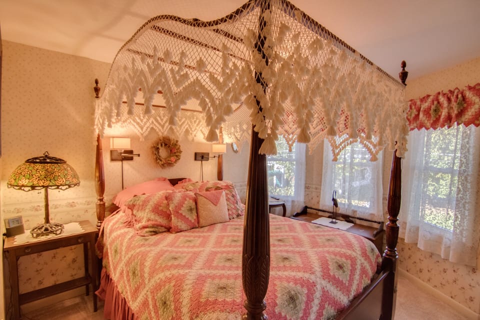 Traditional Room, 1 Queen Bed | Individually decorated, iron/ironing board, free WiFi
