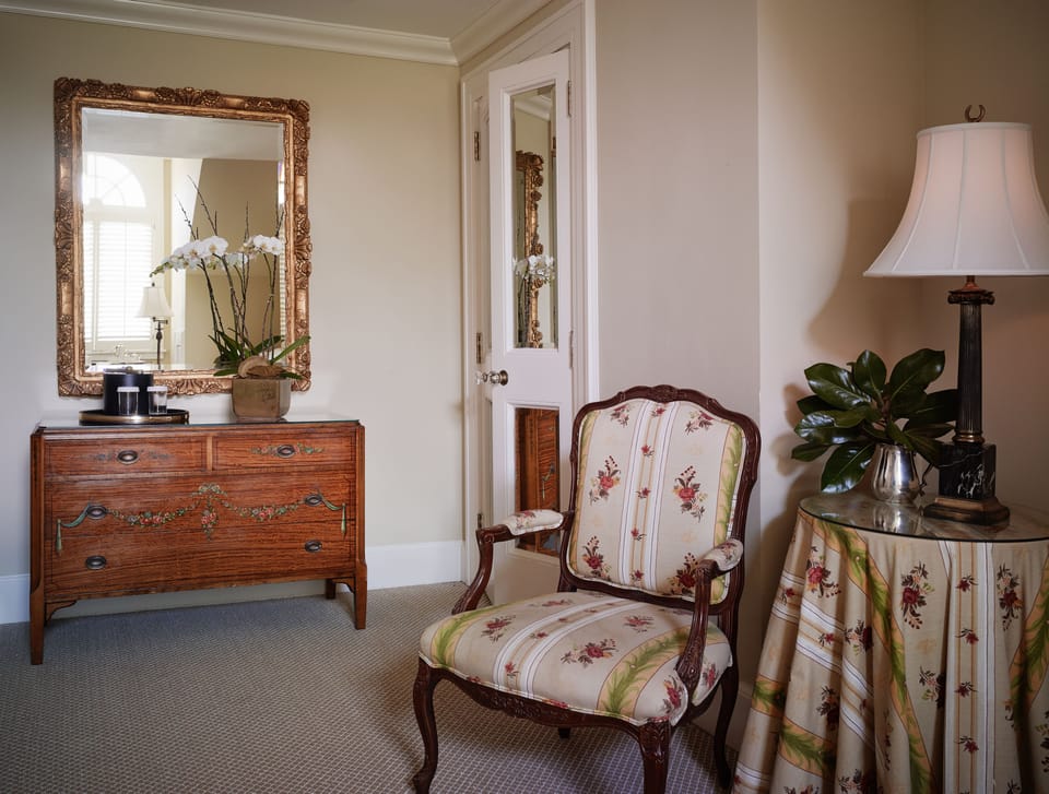 Standard Room, 1 Queen Bed, Private Bathroom | Living area | Flat-screen TV