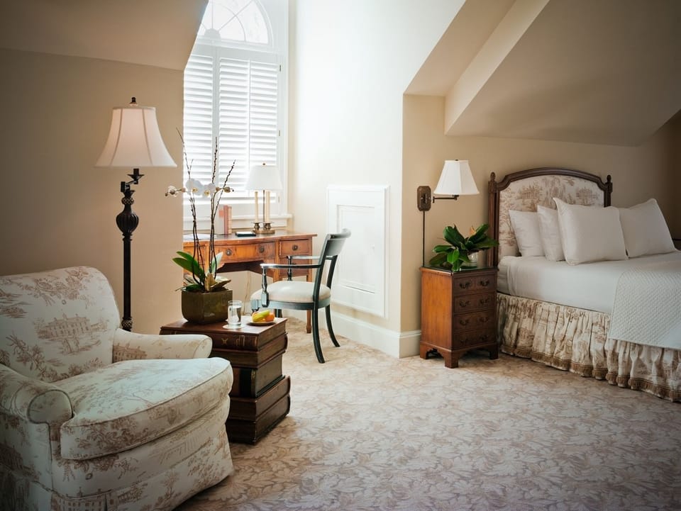 Standard Room, 1 Queen Bed, Private Bathroom | 1 bedroom, in-room safe, desk, iron/ironing board