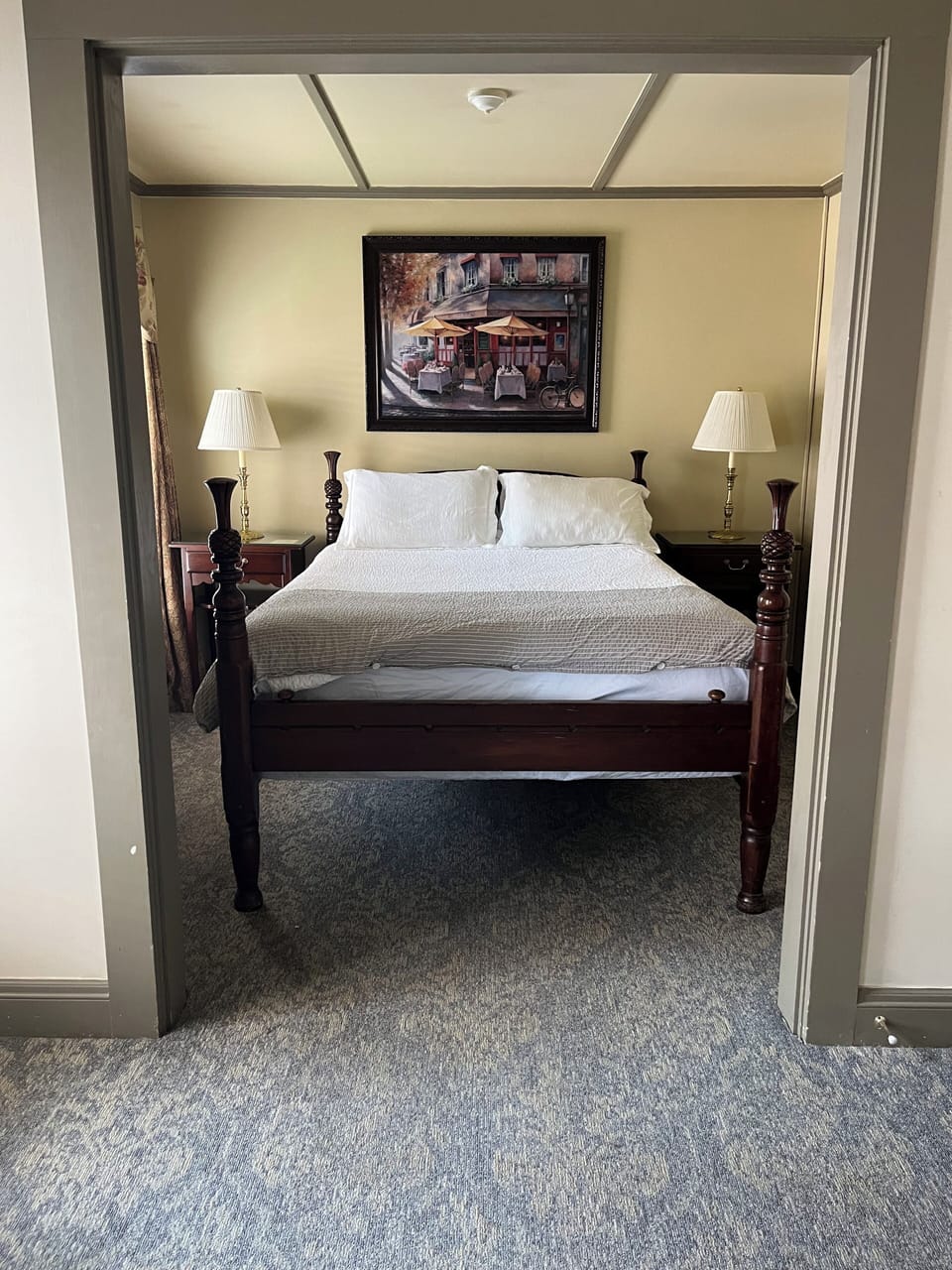 Standard Room, 1 Queen Bed  | Living area | TV