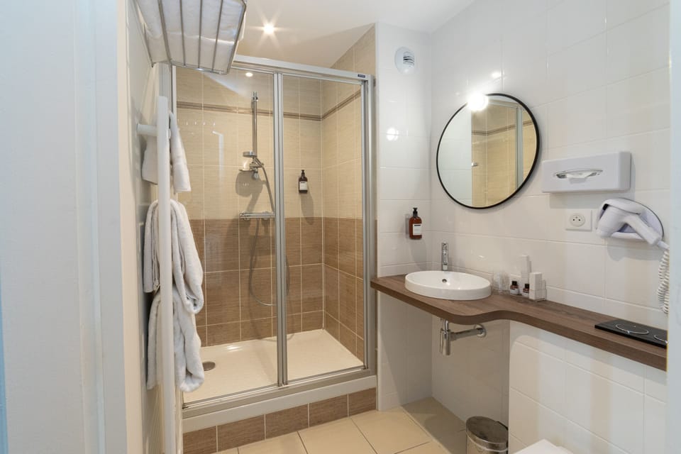 Premium Double Room, Sea View | Bathroom | Free toiletries, hair dryer, towels