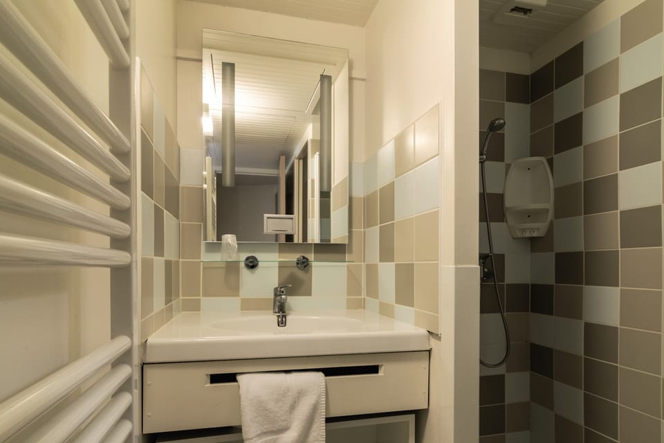 Shower, free toiletries, towels