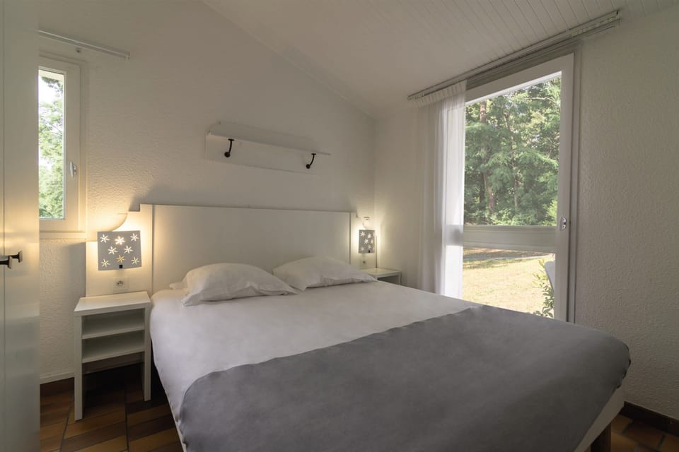Desk, WiFi, bed sheets