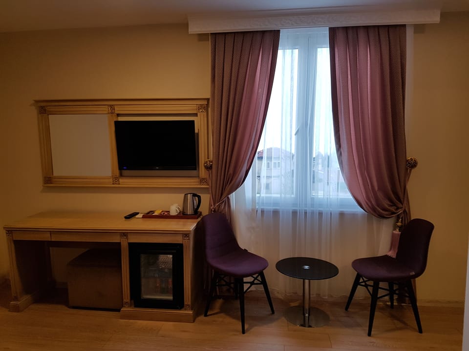 Basic Double Room, 1 King Bed, Sea View, Beachfront | Minibar, in-room safe, individually decorated, individually furnished