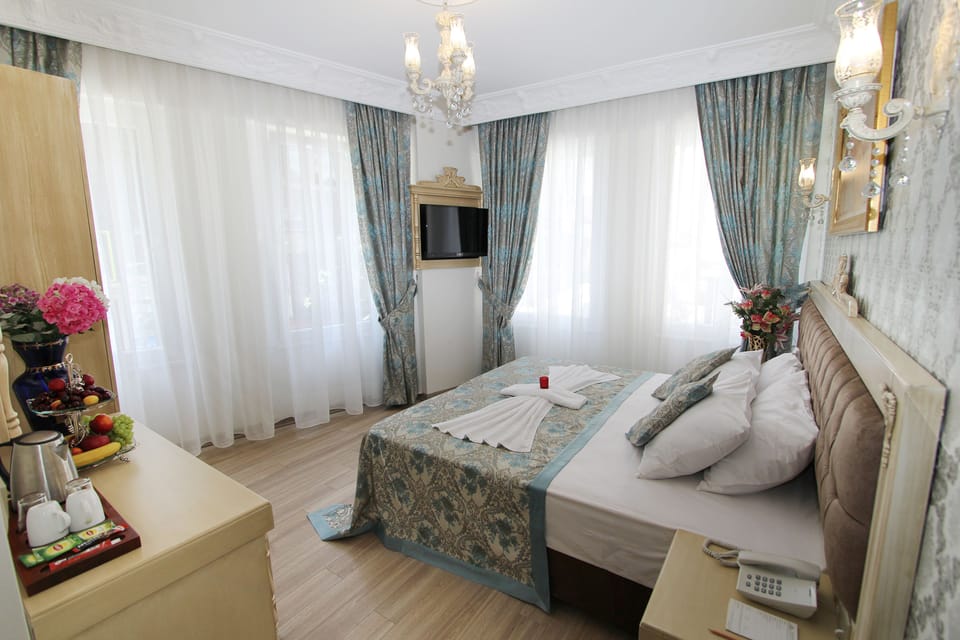 Standard Double or Twin Room | Minibar, in-room safe, individually decorated, individually furnished