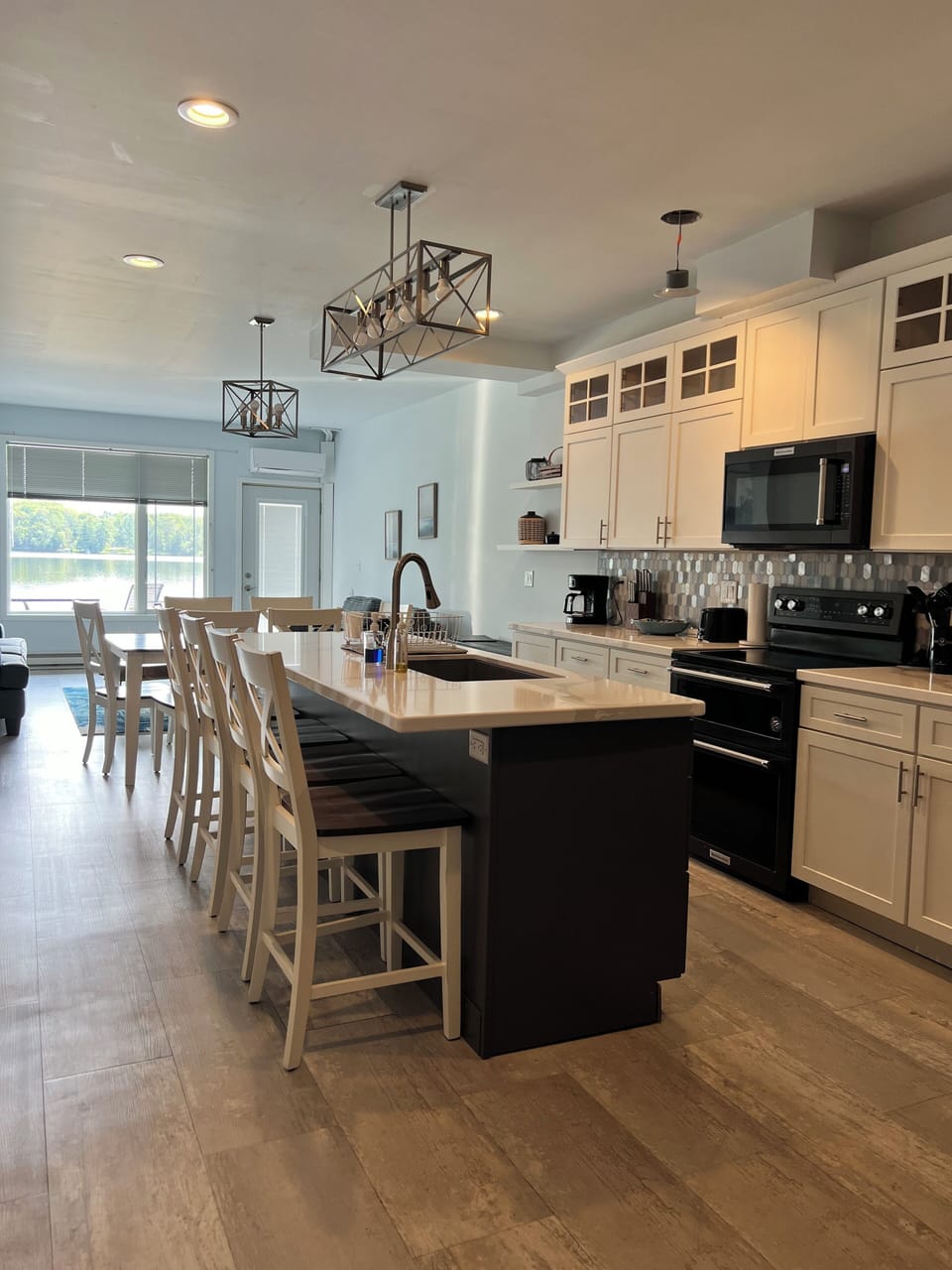 Deluxe Suite | Blackout drapes, iron/ironing board, free WiFi, bed sheets