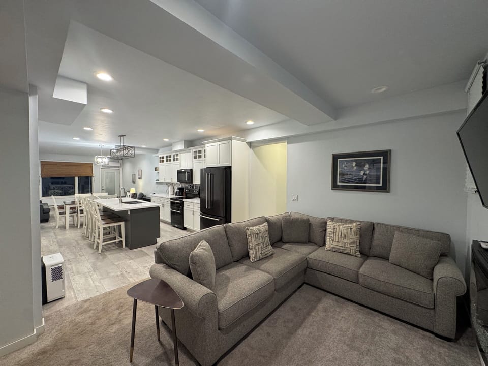 Deluxe Studio Suite | Blackout drapes, iron/ironing board, free WiFi, bed sheets