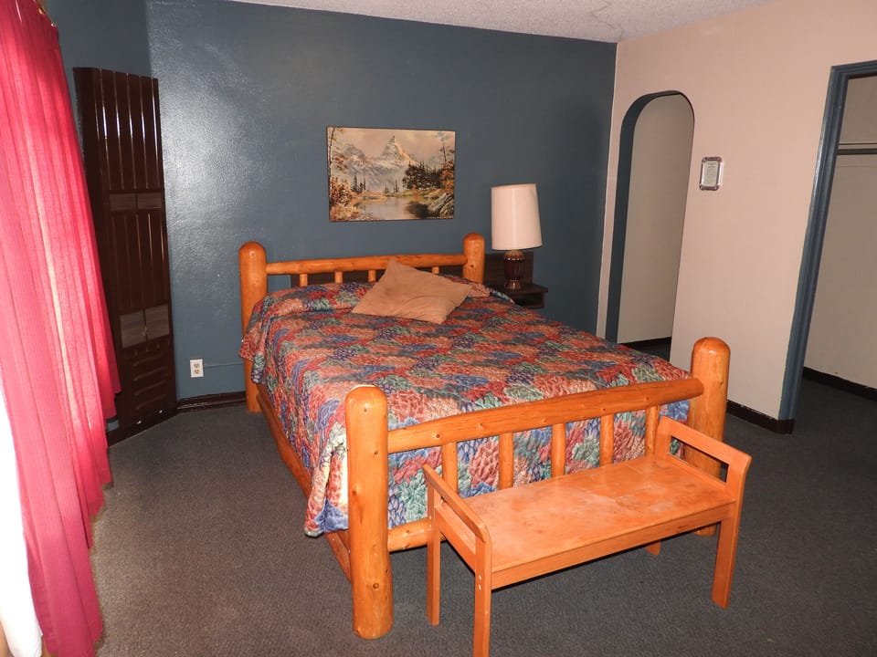 2 queen 2 bedroom suite | Desk, free WiFi
