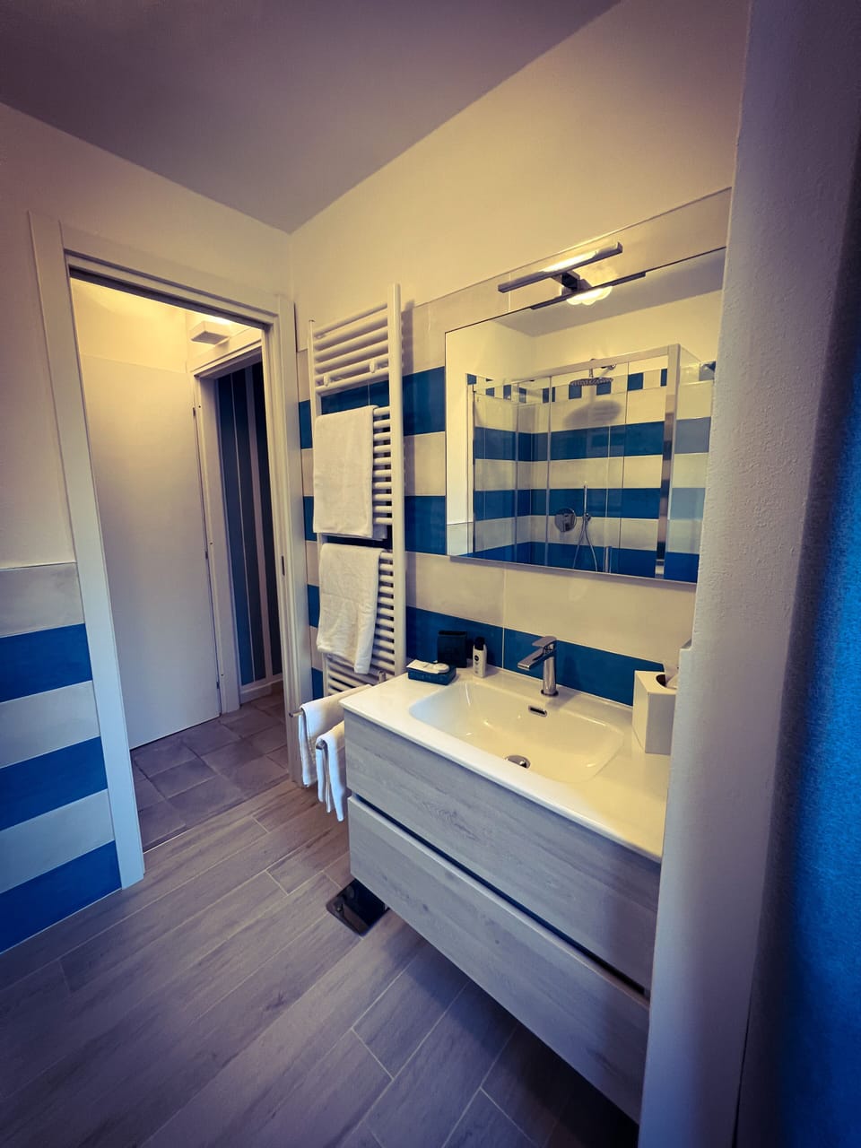 Comfort Room, 1 Queen Bed, Garden View | Bathroom | Separate tub and shower, jetted tub, hair dryer, bidet