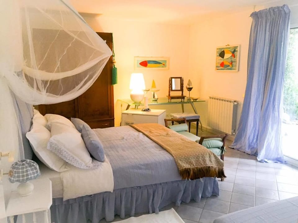 Premium bedding, minibar, soundproofing, free WiFi