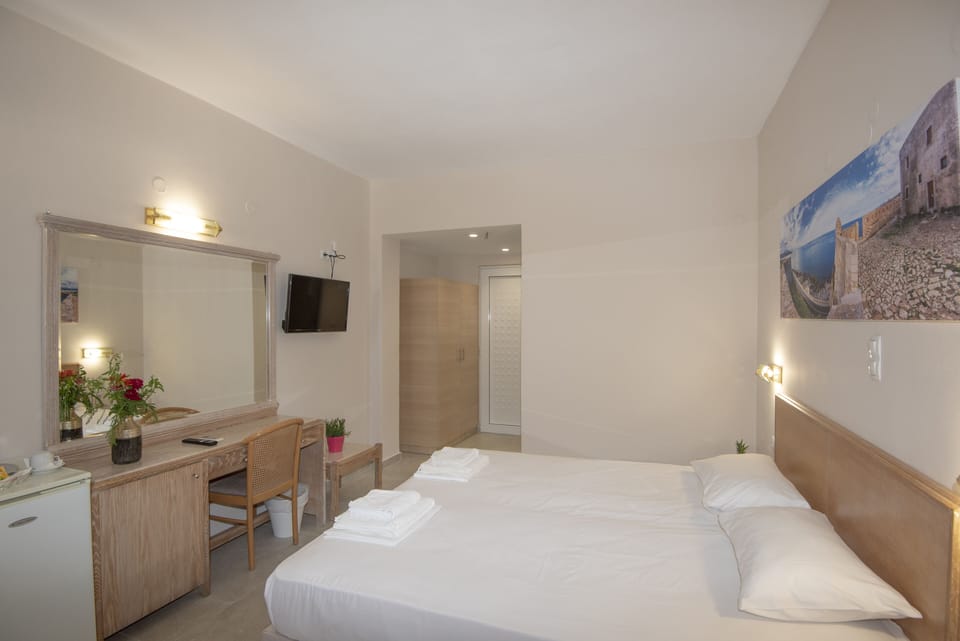 Classic Triple Room | In-room safe, WiFi (free), bed sheets