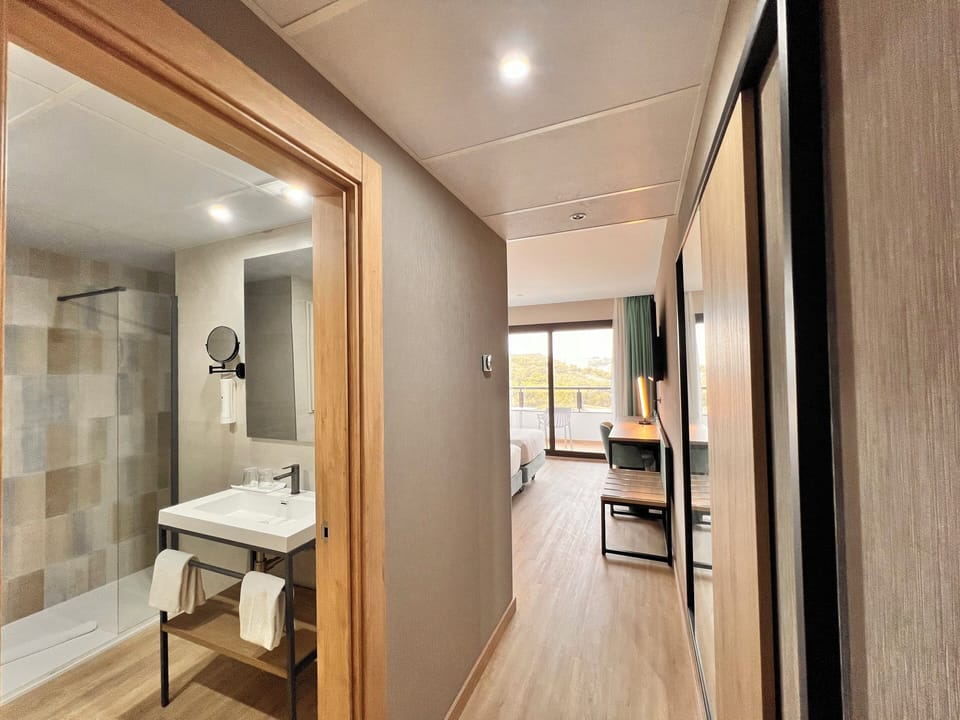 Premium Room | Minibar, in-room safe, desk, blackout drapes