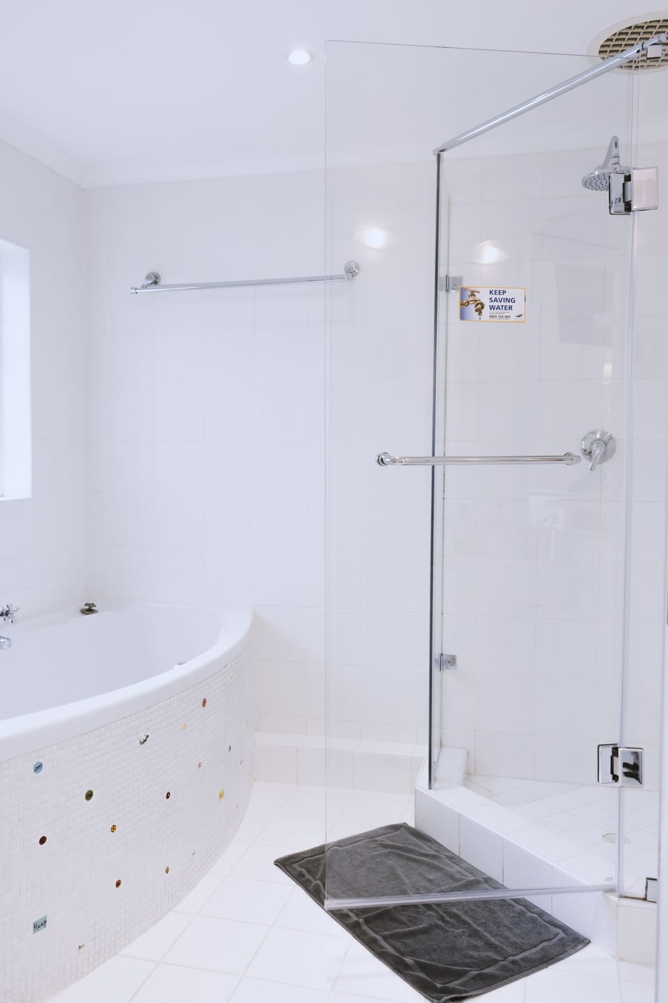 Mandela room | Bathroom | Hair dryer, towels, soap, shampoo