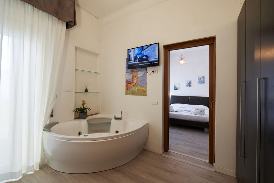 Romantic Suite, 2 Bedrooms, Hot Tub, Sea Facing (Madreperla) | In-room safe, desk, soundproofing, WiFi (free)