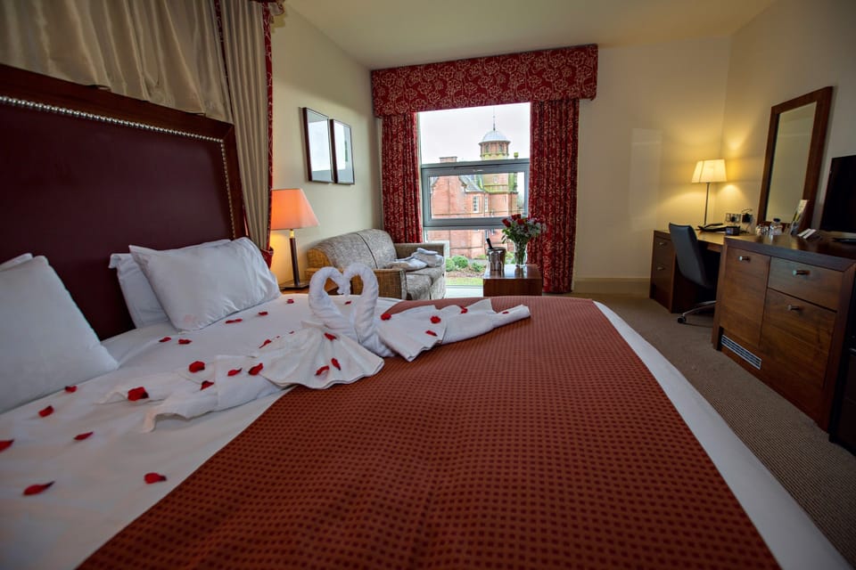 Room, 1 King Bed, Garden View | Premium bedding, in-room safe, desk, blackout drapes