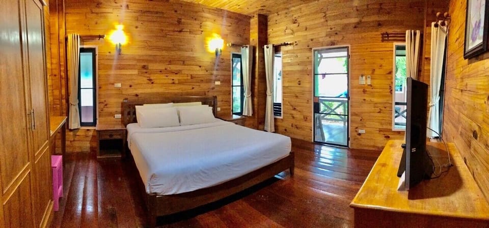 Superior Room | Minibar (some free items), desk, WiFi (free), bed sheets