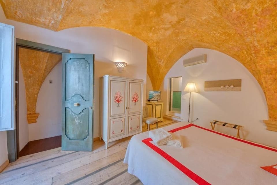 Classic Double Room | Minibar, in-room safe, individually decorated, blackout drapes