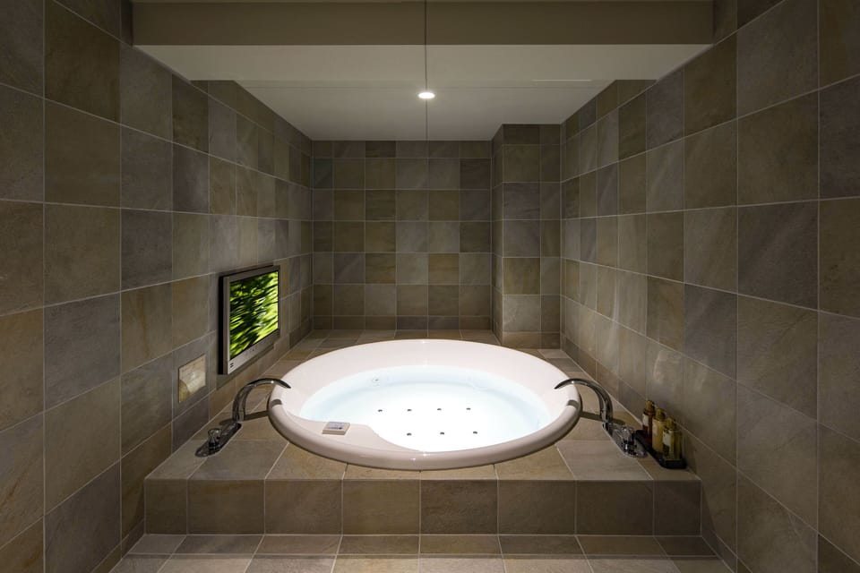 Design Suite, Non Smoking | Bathroom | Combined shower/tub, deep soaking tub, rainfall showerhead