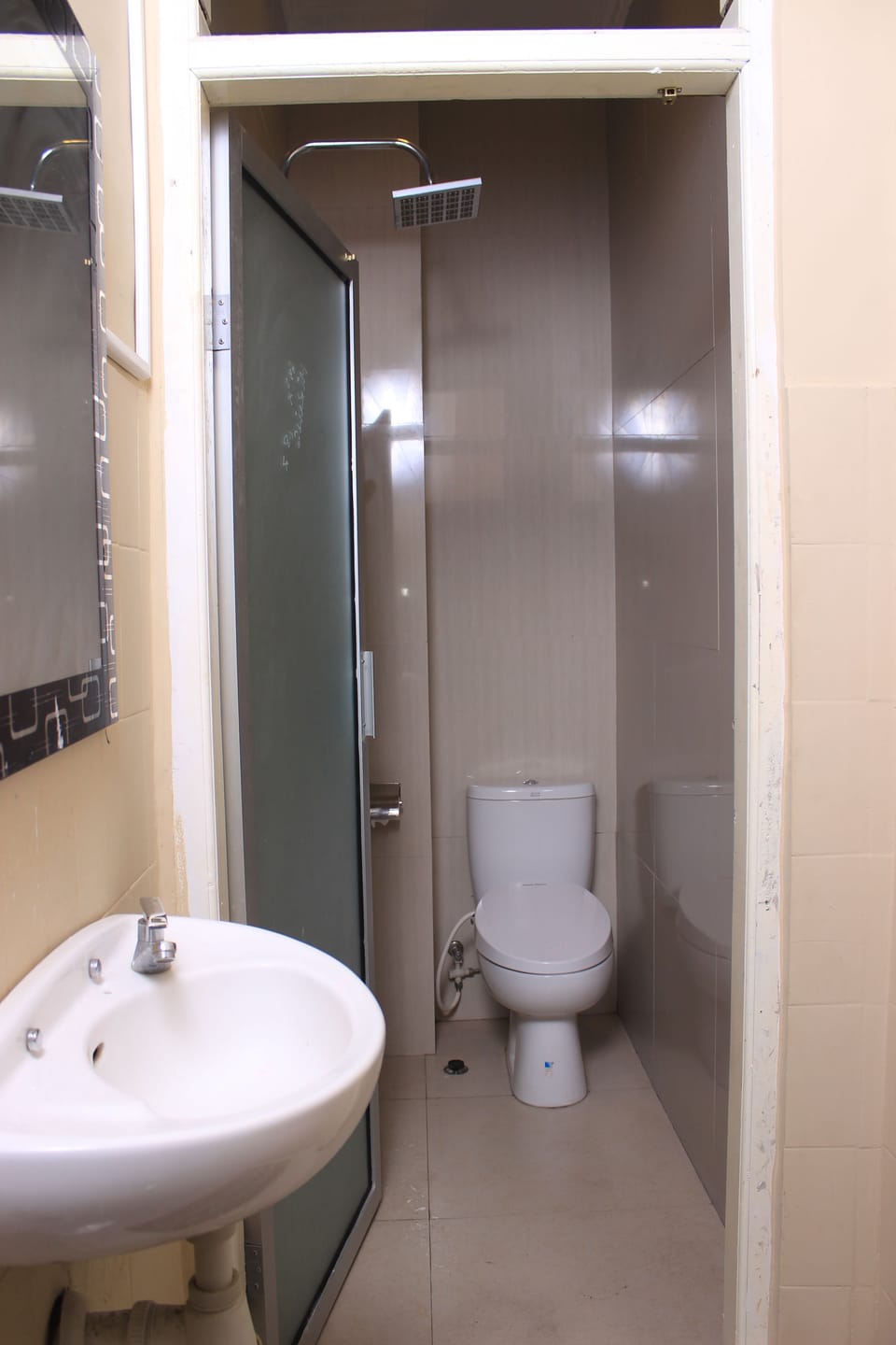 Shower, free toiletries, towels
