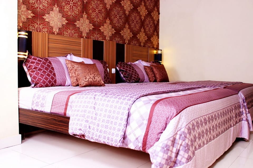 Deluxe Room | Desk, blackout drapes, rollaway beds, free WiFi