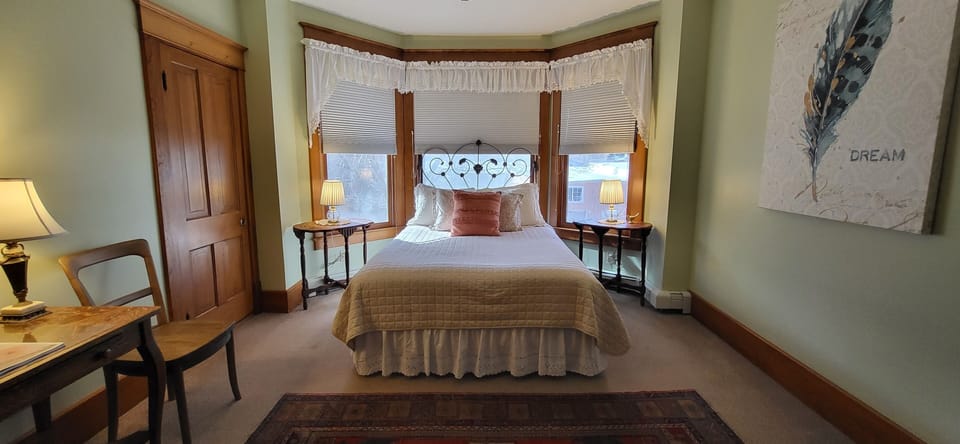 The Peaches and Dream Room | Free WiFi, bed sheets
