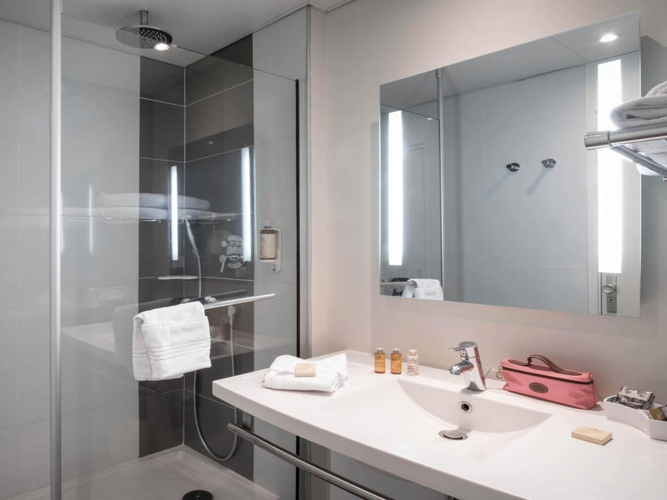 Privilege, Standard Room, 1 King Bed | Premium bedding, Select Comfort beds, desk, blackout drapes