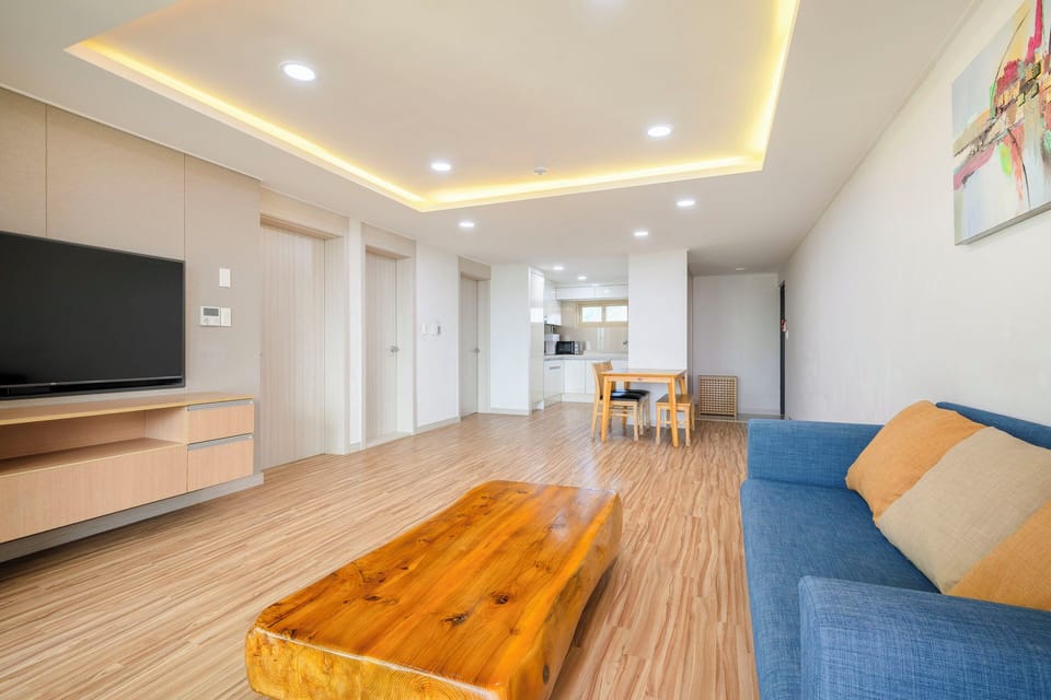 Suite, 2 Bedrooms, Non Smoking, Partial Ocean View | Living area | 30-inch flat-screen TV with cable channels