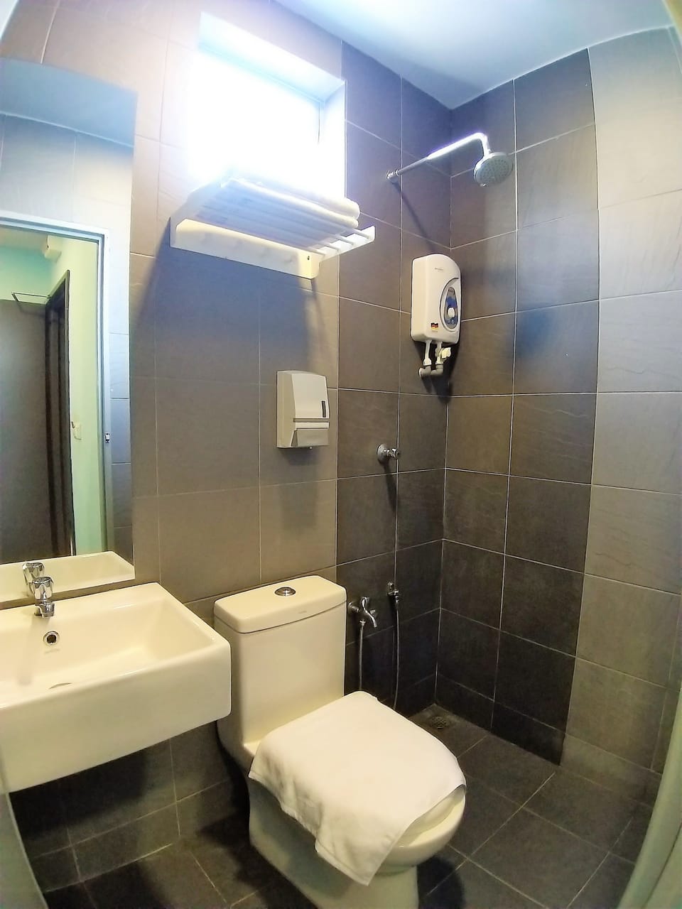 Double Room | Bathroom | Shower, free toiletries, towels