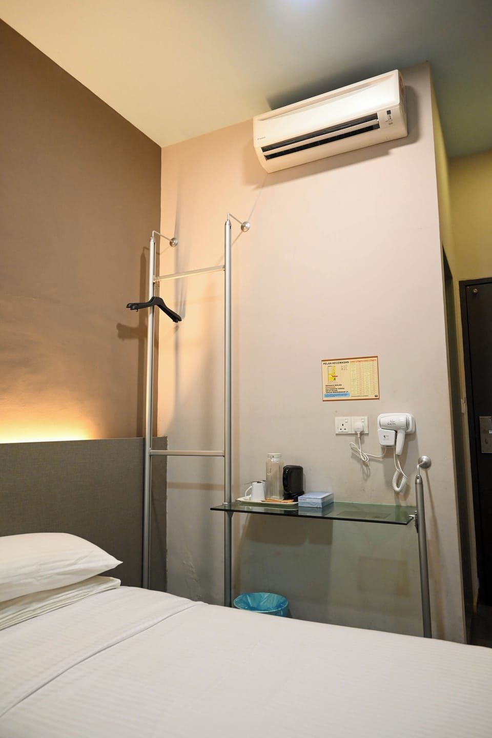 Twin Room | Desk, iron/ironing board (on request), WiFi (free)