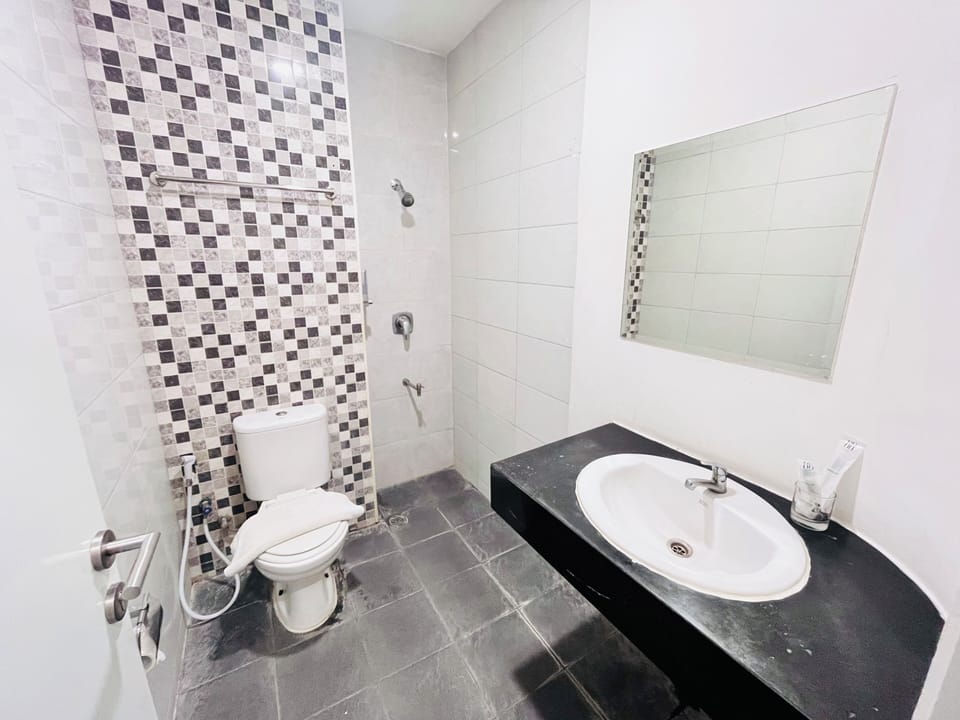 Superior Room | Bathroom | Shower, slippers, towels