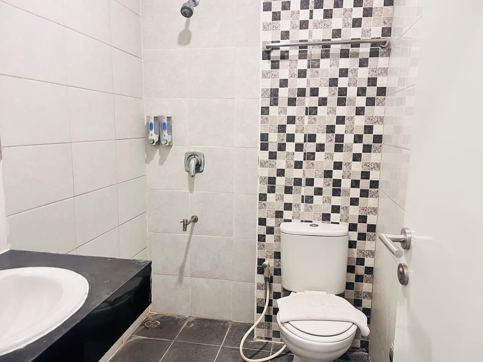 Business Single Room | Bathroom | Shower, slippers, towels