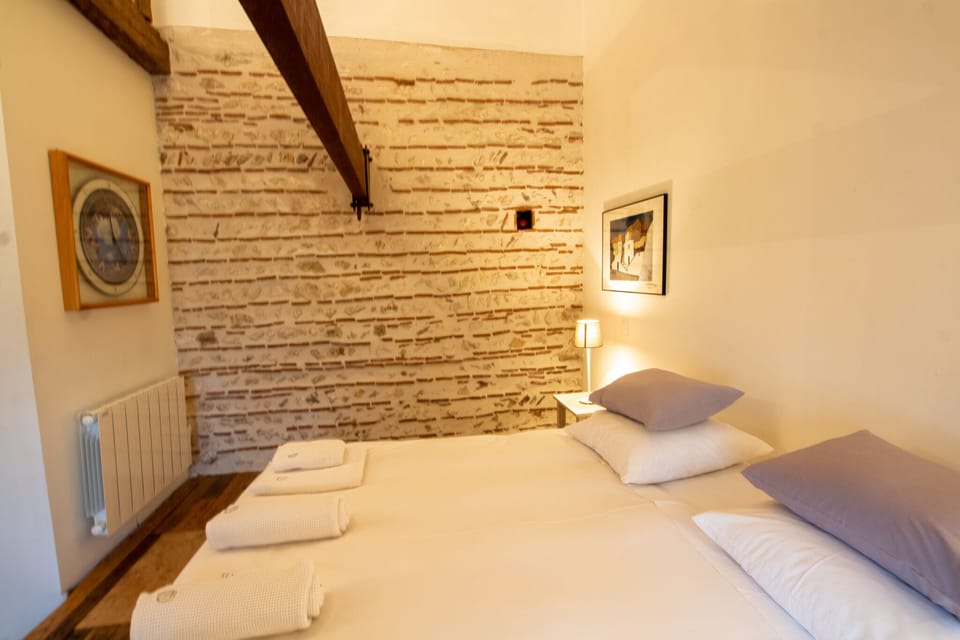 Deluxe Suite | Premium bedding, desk, soundproofing, free cribs/infant beds