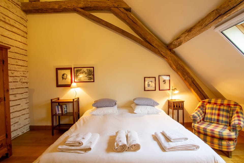 Deluxe Suite | Premium bedding, desk, soundproofing, free cribs/infant beds