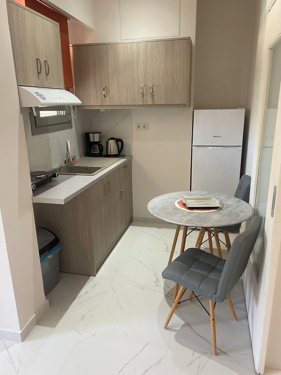 Coffee/tea maker, fridge, stovetop, electric kettle
