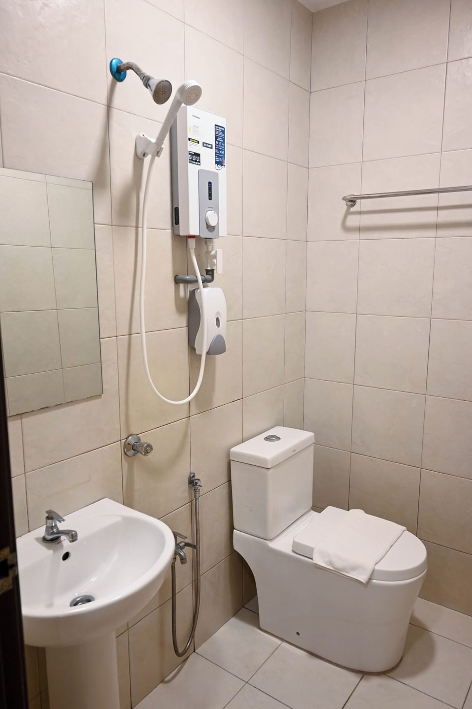 Shower, free toiletries, towels