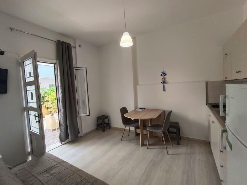 Basic Apartment (Triple) | In-room dining