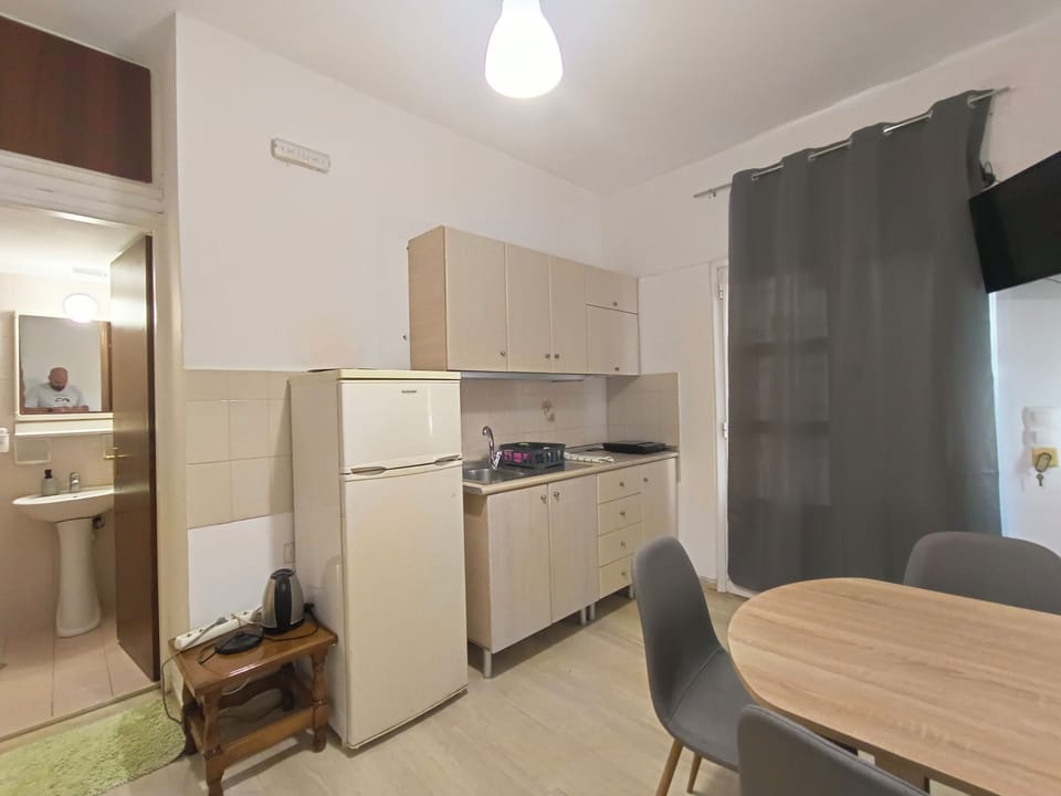 Basic Apartment (Quadruple) | Private kitchen | Fridge, microwave, oven, stovetop