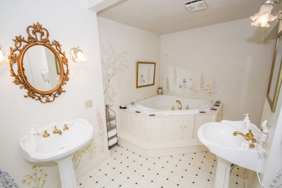 Patrick Henry Suite  | Bathroom | Free toiletries, hair dryer, towels