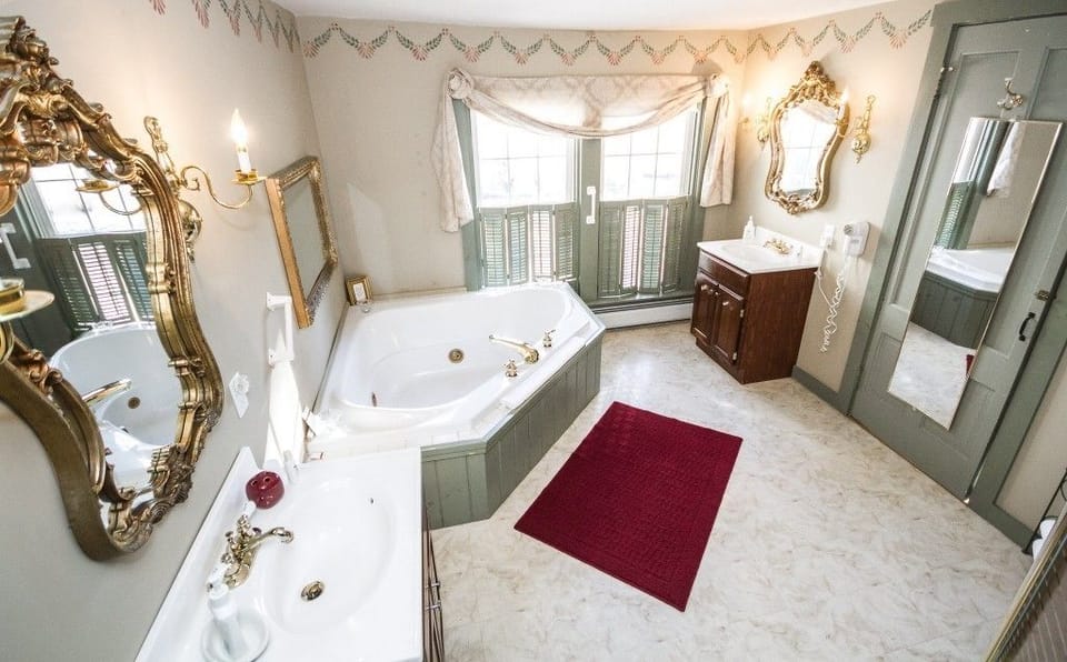 Douglas Fairbanks Suite | Bathroom | Free toiletries, hair dryer, towels